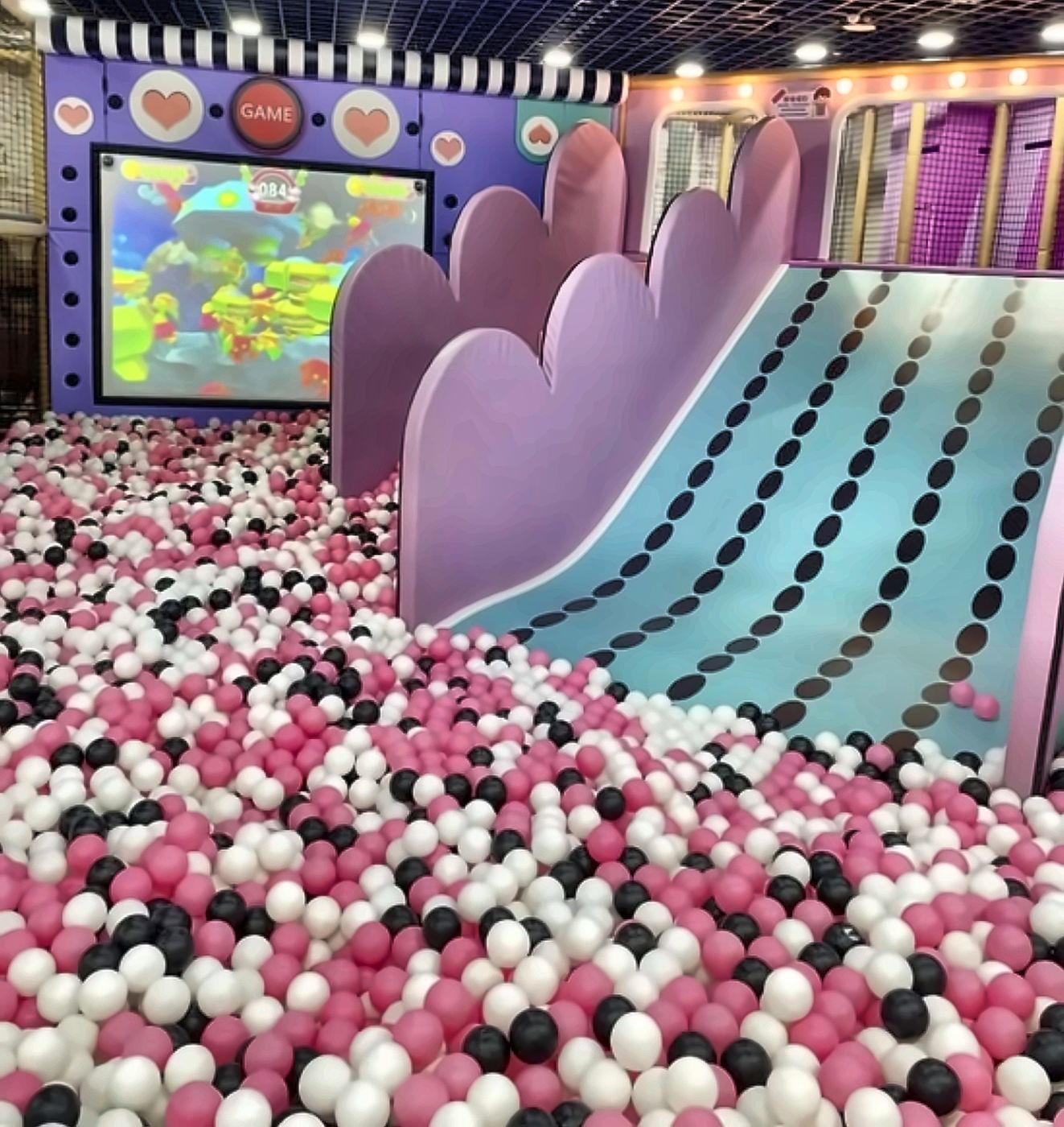 Alberca de pelotas con pantalla interactiva