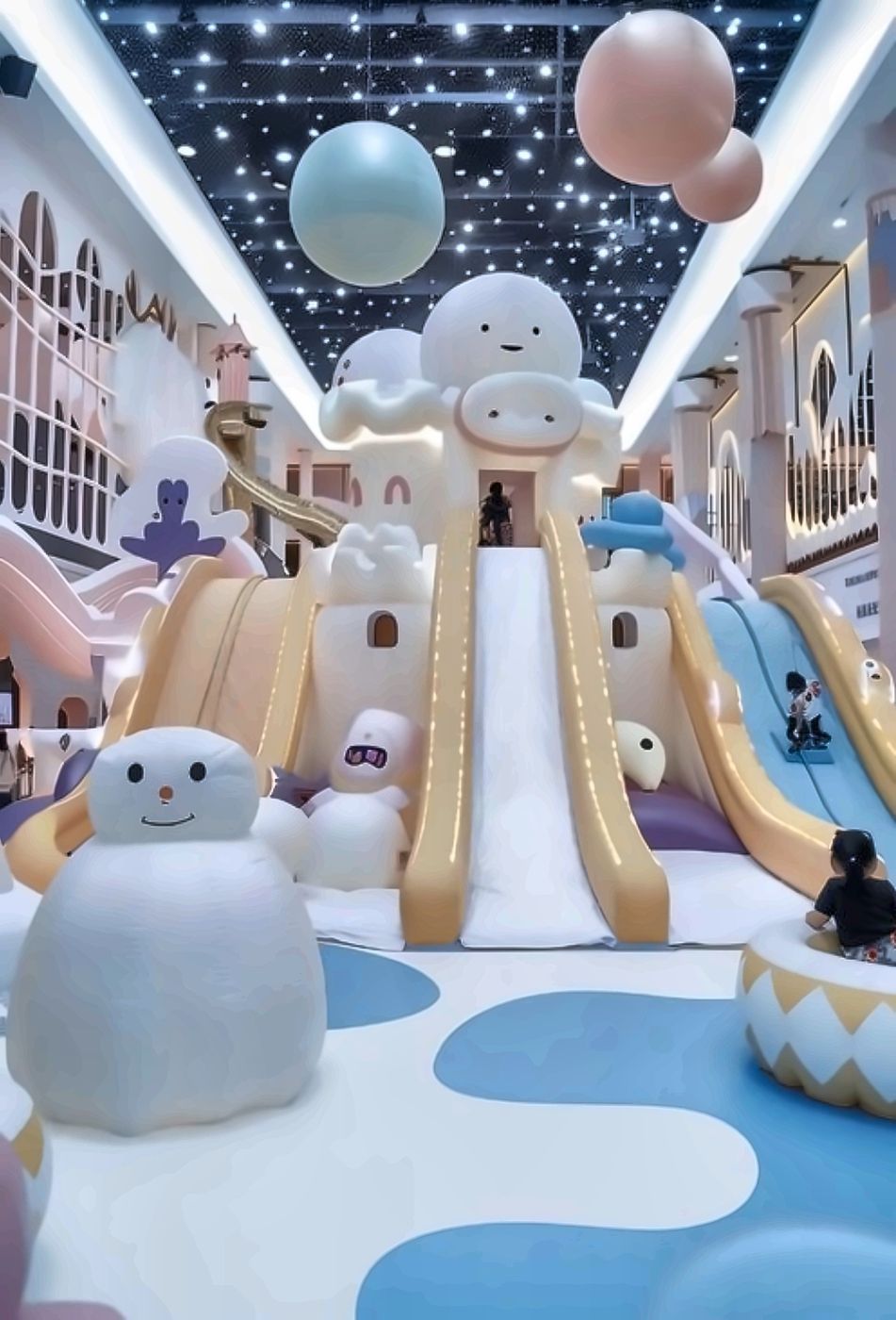 Inflable blanco con nubes y resbaladillas
